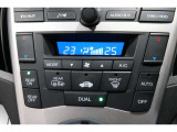 運転席と助手席の温度設定の変更が可能な左右独立タイプのデュアルエアコンです♪♪♪暑がりな人・寒がりな人も誰もが車内を快適にお過ごしいただけます♪♪♪
