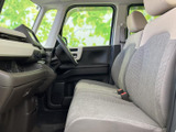助手席側のドアを開けると、ゆとりのある空間が広がります。乗り降りがしやすく、快適な空間です。