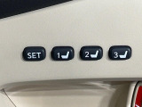 【メモリー機能付きパワーシート】ドライバーごとに設定したシート位置を記憶して、ボタン一つで切り替えできる便利な機能!運転する方が複数名いらっしゃるご家庭におすすめです♪