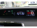 大きく表示されるデジタルメーターは、瞬時に車速が確認できます。エネルギーモニターではHVシステムの現状況などが一目で確認できます。地球に優しく運転すると、ガソリン代の節約にもつながります。