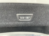 【パワーゲート】電動パワーゲートです。開閉がボタン1つで開け閉め行えます。また、状況に応じてのトランクハッチ開閉量を簡単に設定可能です。スマートオープナーも便利な機能です。ぜひお試しください。