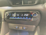 オートエアコンの温度設定等の操作スイッチです。外の天気や気温に合わせて車内を自分に合った温度設定にすることが出来るので快適なドライブが楽しめますよ!!