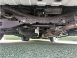 納車前にお車を持ち上げて入念に点検いたします。