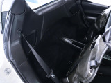 カーペットカラーには「Nero 152(Black)」を採用し、足元を引き締めてインテリア全体の調和を図っています。