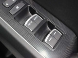 運転席からも操作可能なパワーウィンドウが装備されています。