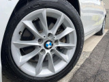 ●純正アルミホイール:輸入車ならではの卓越した走りを支えるホイールと足回りです!日本車の走りに慣れている方にもぜひ体感して頂きたいほど、高いレベルでまとまっています!