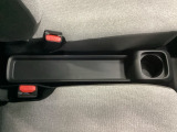 運転席からも助手席からも自由に使えるドリンクホルダー付。【センターロングコンソールトレー】ちょっとした小物を置くのに便利です。