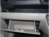 シートを取り外し徹底洗浄します。室内も隅々まで綺麗にしています。車検検査証明書つき。なんといっても走行距離の制限なし。ロングラン保証!!