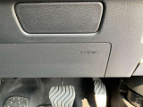 運転席の膝前には、SRSニーエアバックを装備しています。