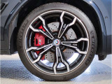 【BMWアロイホイル】軽量かつ強度に拘ったアロイホイル。走行性能ポテンシャルを引き出す設計。車の足元を引き締めてくれる大きなポイントはアロイホイルです。