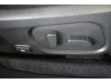 パワーシートメモリーは複数のドライバーが運転する場合などに、それぞれの好みのシートポジションを記憶させて呼び出せる便利な機能です。