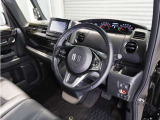 ◆視界広々で非常に運転しやすくロングドライブでも疲れを感じさせないすっきりとまとまったインパネ周りです。
