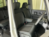 【ベンチシート】運転席と助手席の移動もスムーズ!狭い駐車場での乗り降りや、お子様の乗り降りにも便利です。座席の間にコンソールボックスやドリンクホルダーがないため、車内空間が広く感じます。