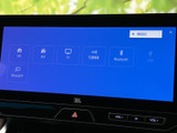ラジオやテレビ、Bluetoothなどの選択肢が画面上に整理され、使いたい機能を探しやすい構成です。設定メニューもあり、日常の移動中に音楽や情報を楽しめます。