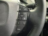 クルーズコントロール機能が付いています。 速度を設定するとアクセルを踏まなくても一定の速度で走ることができます。  高速道路ではとても便利な装置なんです。