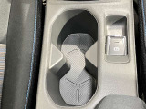 運転席・助手席のドリンクホルダーです。手のとどきやすい位置にあるので便利です