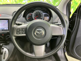 手元にオーディオ操作用のボタンが備わり、運転姿勢を大きく変えずに扱いやすい配置です。メーターも前方に確認でき、運転に必要な情報を把握しやすくなっています。
