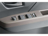 《パワーウインドウスイッチ》車の基本装備のひとつのパワーウインドウです。オート機能もあって、押し方の強弱で調整も出来ます。