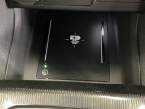 【ワイヤレス充電器】Qi対応のスマートフォンを置くだけで充電ができます。