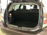 バックドアを上げた状態です。シートを倒せば荷室のスペースが広くなります!用途に合わせて快適な室内を!