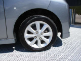 日産純正のアルミホイールが装着されてます。ボディデザインとマッチしておりカッコイイですね。