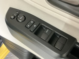 運転席のスイッチで全てのウィンドウの開閉操作を行うことができます。ロックボタンをONにしておくと、運転席以外のウィンドウは作動しないのでお子様を乗せているときなども安心ですね♪