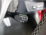 クルーズコントロール付きです。車速に応じて支援してくれるので、ロングドライブも快適です。詳細は販売店スタッフまでおたずねください。