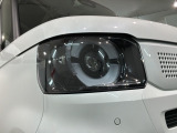 LEDヘッドライトは、点灯の瞬間から最大光量を発揮し、突然暗くなるトンネルなどでの安定感を高めます。