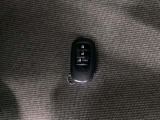 スマートキー装備。 キーをポケットに入れたままでもドアのロック&アンロックができ、雨の日や、荷物の多い時に大活躍です。