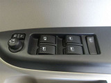 パワーウィンドウスイッチで運転席から全席の窓の開閉ができます。