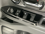 運転席のスイッチで全てのウィンドウの開閉操作を行うことができます。ロックボタンをONにしておくと、運転席以外のウィンドウは作動しないのでお子様を乗せているときなども安心ですね♪