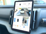 【360&deg;ビューカメラ】4台の高解像度カメラで360度の鳥瞰図を表示。隣の車や壁、死角にある障害物などを画面で確認できるため、狭いスペースでの駐車・出入りも安心です。