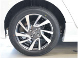 純正アルミホイール。デザインが素敵ですね。お車全体のイメージ変わりますね。ホイールの重量やタイヤの放熱性など性能面に大きく関わる部分ですよね。タイヤサイズは 195/55R16 です。