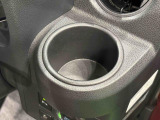 運転席側には掘り込み式インパネカップホルダー