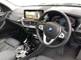 BMW 伝統のコックピットはドライバー志向で設計され、人間工学を駆使し、細部に到るまで設計されたコックピットを実現しました。
