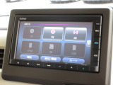ナビゲーションは純正メモリーナビ(VXM-235Ci)を装着しております。AM、FM、CD、Bluetoothがご使用いただけます。初めて訪れた場所でも安心ですね!