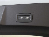 テールゲートには、スイッチ一つで開閉可能な電動開閉機能を装備。また、リアバンパーの下で足を動かすだけで開閉できる、ハンズフリー・オープニング/クロージング機構も搭載しています。