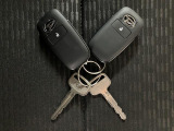 スマートキーを装備しています☆カギをカバンやポケットに入れて頂いた状態でドアロックの開閉やエンジンスタートをして頂けますよ!とても便利な装備です!