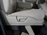 運転席はシートハイトアジャスター付で高さ調整が出来るので、色々な方のドライビングポジションに合います!