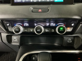 【左右独立オートエアコン】左右席で独立温度コントロールが可能です。運転席はキンキンに冷やして助手席はマイルドにと言った設定が可能です☆暑さ寒さでケンカすることもなくなりますね♪