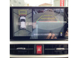 フロント、リア、両サイドの4台のカメラで映した周囲の映像をナビゲーション画面に表示し、見えにくい死角を減らしてくれるパノラミックビューモニターを装備しております