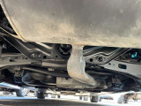 下廻りは錆が少なく状態がいいことが伺えます。防錆塗装施工済車両です!マフラー防錆塗装も承っております。お気軽にご相談ください。