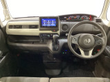 車内は光触媒抗菌消臭施工済です。インパネ周りはスタイリッシュなデザインで機能や装備も充実しています。グローブボックスやカップホルダーのほかにトレーなどたくさんの収納スペースが付いています。