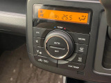 【オートエアコン】一度お好みの温度に設定すれば、車内の温度を検知し風量や温度を自動で調整。暑い&hellip;寒い&hellip;と何度もスイッチ操作をする必要はありません。快適な車内空間には必須の機能ですね♪