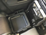 助手席下は収納スペースになってます!!、シューズも収納出来ます。