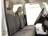 座面も厚みがあり背もたれも高く、広い足元にゆったり座れるシートです。運転席と助手席の間が空いている為、助手席側への移動がスムーズです。交通量の多い道でも助手席側から乗り降りができます。