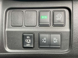 ハンドル右奥には各種設定スイッチがあります。運転者がスッと手を伸ばせば操作できので便利です。