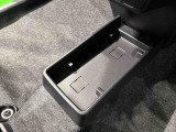 ティッシュ箱もぴったり収まるセンターフロアトレイ