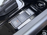 信号待ちなどでブレーキから足を離しても停車を維持してくれるオートブレーキホールド。アクセルを踏むとブレーキが解除され発進が可能です。