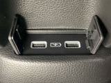 アームレストの後ろ側には、リア席用の充電可能なUSB端子が2個ついています。移動中に充電もできるので便利です。